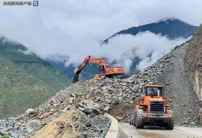 国道215线云南迪庆境内发生塌方致交通阻断 通行时间待定
