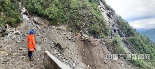 云南怒江贡山连续暴雨致公路多处塌方 怒江公路局积极抢险保通
