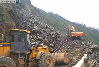 国道215线云南迪庆境内发生塌方致交通阻断 通行时间待定