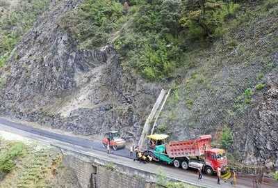 云南迪庆公路局抢抓有利天气全力推进沥青路面预防性养护工作