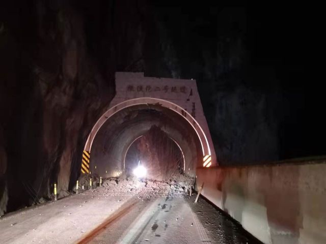 云南G247撒渔沱二号隧道发生山体崩塌,目前正在抢通中