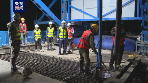 渝昆高铁云南段首座跨高速公路连续梁顺利合龙