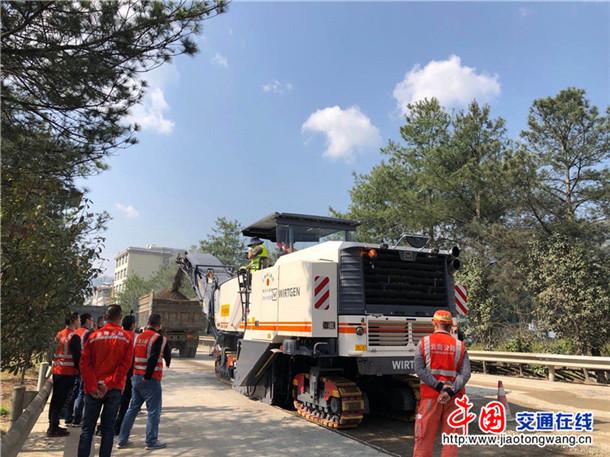 云南临沧公路局再添养护“利器”，机械化养护施工水平持续提升