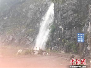 瀑布挂前川，云南独龙江乡公路交通暂中断